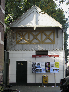 906062 Gezicht op het transformatorhuis in de Mgr. van de Weteringstraat te Utrecht, tegenover de Thinsstraat.